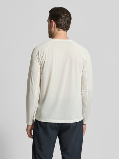 Männermodel trägt Funktionsshirt mit Logo und Rundhalsausschnitt von Salomon in Offwhite, glatte Textur, Ganzkörperansicht Rückansicht