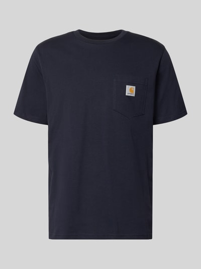 Produktfoto, Regular Fit T-Shirt mit Logo-Patch von Carhartt Work In Progress, męski t-shirt z bawełny, krój regular fit, naszywka z logo, brustasza, okrągły dekolt, długość tyłu w rozmiarze M 70 cm, kolor ciemnogranatowy, gładka faktura