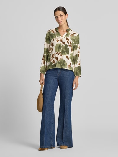 Frauenmodel trägt Relaxed Fit Bluse aus reiner Viskose Modell 'Lari' von ZABAIONE mit grün-braunem Muster, Ganzkörperansicht von vorne.