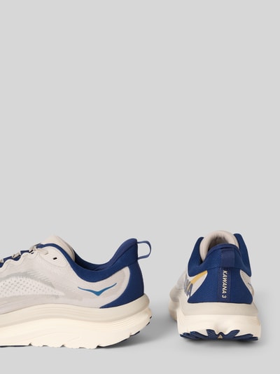 Produktfoto, Sneaker mit Label-Details Modell 'KAWANA 3' von HOKA für Herren, weiß-blaue Farben, abgerundete Spitze, sichtbare Schnürung, Struktur-Mesh, Absatzhöhe 4 cm, Schafthöhe 7 cm, Schaftweite 9 cm.