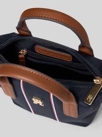 Produktfoto, Umhängetasche mit gestickten Kontraststreifen von Tommy Hilfiger, jednokolorowy efekt, zamek błyskawiczny, główna przegroda, przegródka wewnętrzna zapinana na zamek błyskawiczny, aplikacja z logo z metalu, paski w kontrastowym kolorze, uchwyt, odpinany pasek na ramię