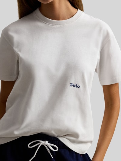 Frauenmodel trägt Regular Fit T-Shirt aus reiner Baumwolle von Polo Ralph Lauren, weiß, kurzarm, unifarben, Label-Schriftzug, Nahaufnahme Oberkörper