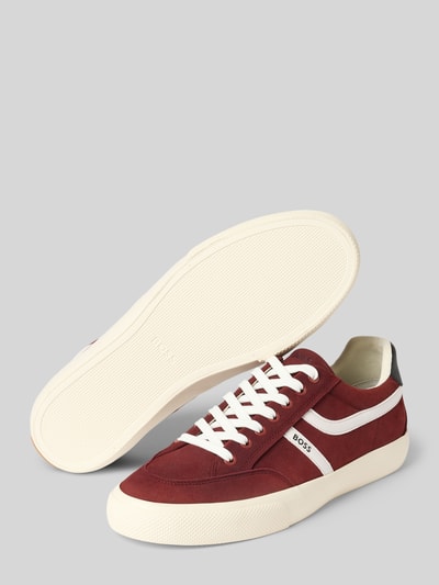Produktfoto, czerwono-białe sneakersy z nadrukiem z logo model 'AIDEN_TENN' od BOSS Orange, delikatna faktura zamszowa