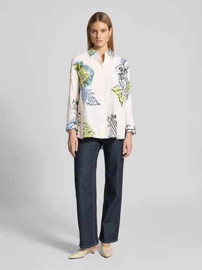 Frauenmodel trägt Relaxed Fit Bluse im Allover-Look von HERZENS, Material-Mix mit Stretch-Anteil, Hemdblusenkragen, Knopfleiste, Ganzkörperansicht von vorne.