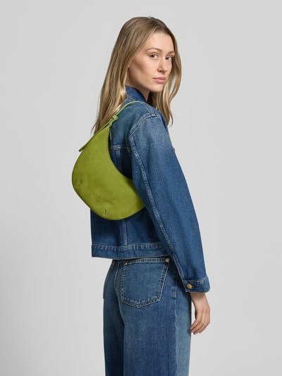 Kobiece model prezentuje Hobo Bag mit Logo-Prägung Modell 'RYKER' von LIEBESKIND BERLIN aus weluru, zielony kolor, pasek na ramię, główna przegroda z zamkiem błyskawicznym, szerokość w rozmiarze 1: 27 cm, długość w rozmiarze 1: 22 cm, głębokość w rozmiarze 1: 5 cm, długość paska na ramię: 43 cm, wytłoczone logo, widok całej sylwetki z przodu