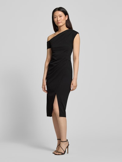 Frauenmodel trägt Midikleid mit Raffungen von Lipsy in Schwarz, Elastischer-Material-Mix, Taillierte Passform, Gehschlitz, One-Shoulder-Design, Ganzkörperansicht von vorne.