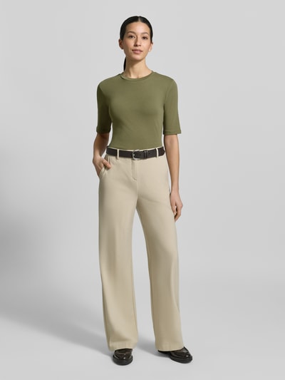 Frauenmodel trägt Slim Fit T-Shirt im Halbarm-Design von Christian Berg Woman, Baumwoll-Mix, Rundhalsausschnitt, Damen T-Shirt. Ganzkörperansicht von vorne.