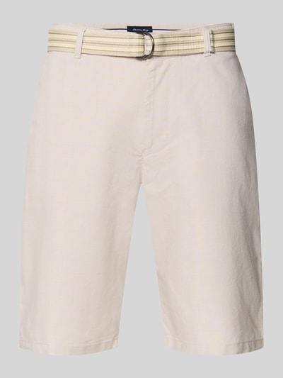 Produktfoto, Bermudas mit französischen Eingrifftaschen und Gürtel von Christian Berg Men aus Baumwoll-Mix mit Stretch-Anteil in hellem Beige, Straight Fit, sichtbarer Knopf-Reißverschluss, inklusive Gürtel, Bundweite 45 cm, Innenbeinlänge 29 cm, glatte strukturierte Oberfläche.