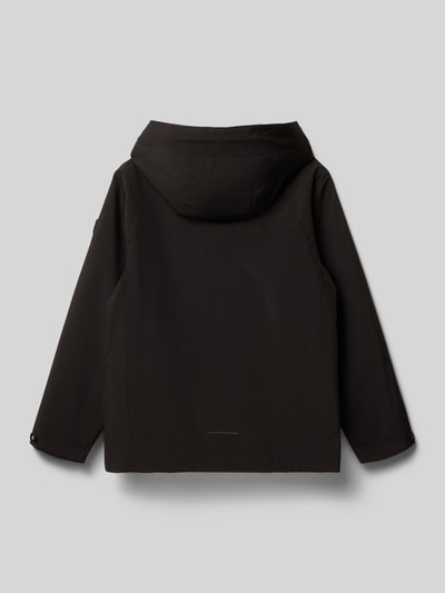 Junge trägt Regular Fit Jacke mit Logo-Detail von Killtec, schwarze Kinder Jacke mit Kapuze, Reißverschluss und Eingrifftaschen, Ganzkörperansicht Rückansicht.