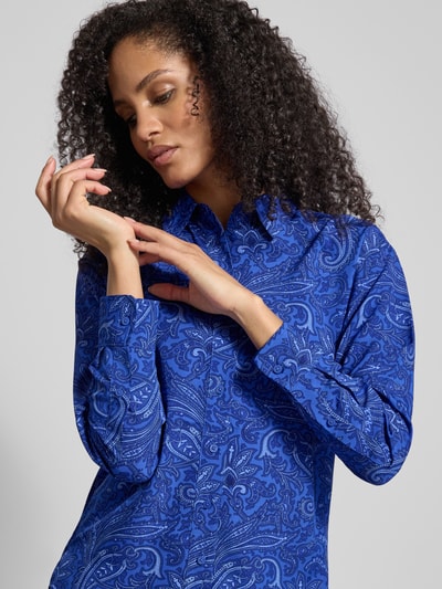 Kobiece modelka nosi bluzkę koszulową z listwą guzikową Model 'KOTTA' od Lauren Ralph Lauren, luźny krój, niebieski wzór paisley, kołnierzyk koszulowy, długość tyłu 74 cm, długość rękawów 56 cm, zbliżenie na górną część ciała.