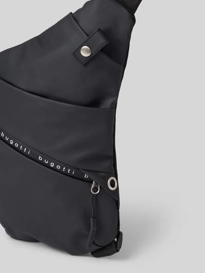 Produktfoto, czarna torba na ramię z matową strukturą, srebrne detale z logo, Umhängetasche mit Label-Details Modell 'Blanc Delight Body Safe' von bugatti, Główna przegroda z zamkiem błyskawicznym, detal z logo, regulowany pasek, Szerokość w rozmiarze 1: 22 cm, Długość w rozmiarze 1: 30 cm, Głębokość w rozmiarze 1: 1 cm, Długość paska w rozmiarze 1: 85 cm