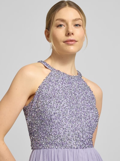 Frauenmodel trägt Abendkleid mit Strasssteinbesatz und Rundhalsausschnitt von Jake*s Cocktail in Flieder, Chiffon, A-Linie, Nahaufnahme Oberkörper.