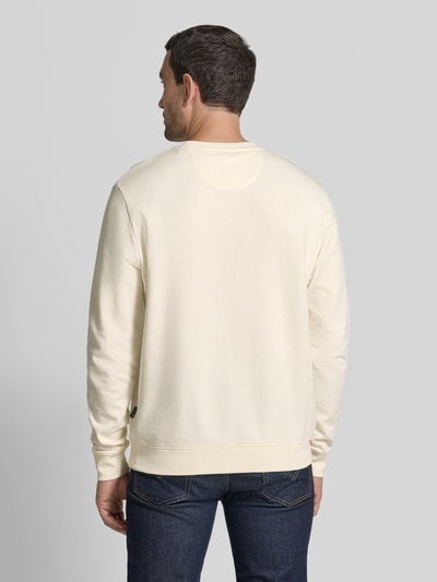 Männermodel trägt Sweatshirt mit Rundhalsausschnitt und Stitching von Fynch-Hatton aus Reine Baumwolle in Regular-Fit, Rückenlänge 70 cm, Ärmellänge 68 cm, cremefarbener Stoff, glatte Struktur, Ganzkörperansicht Rückansicht.