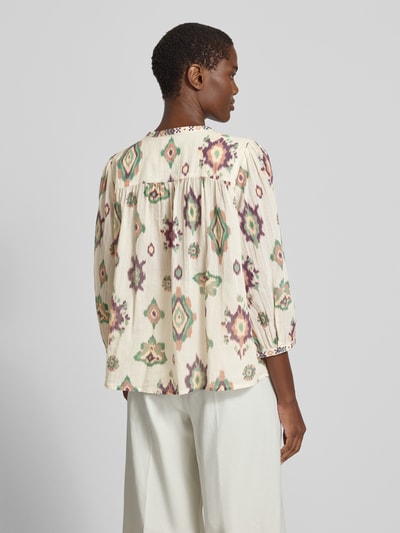 Frauenmodel trägt Regular Fit Bluse mit 3/4-Arm Modell 'ODELIE' von Bash, Allover-Look, reine Baumwolle, Stitchings, Rückenansicht