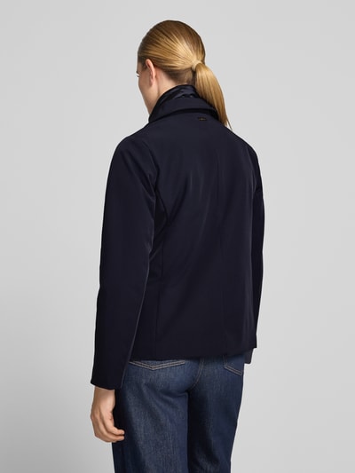 Frauenmodel trägt Regular Fit Jacke mit Stehkragen Modell 'PAMILLA' von CINQUE in Dunkelblau, glatte Oberfläche, Ganzkörperansicht Rückansicht. Damen Jacke mit Reverskragen, doppelter Knopfleiste, Rückenlänge 63 cm, Schulterbreite 40 cm, Brustweite 48 cm, Ärmellänge 64 cm.