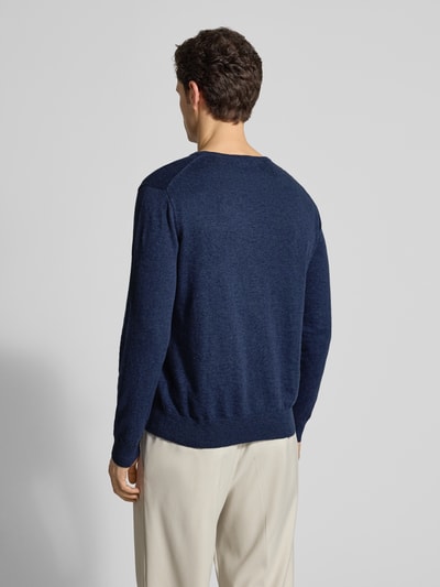 Männermodel trägt Longsleeve mit Leinen-Anteil von Gant in Dunkelblau, gerader Schnitt, Baumwoll-Leinen-Mix, Ganzkörperansicht Rückansicht.