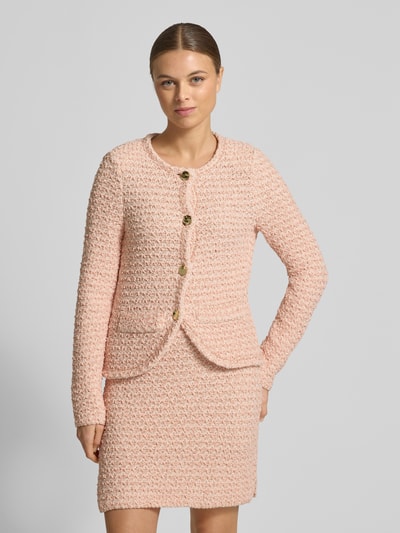 Frauenmodel trägt Slim Fit Blazer in Strick-Optik von Marc Cain aus Baumwoll-Mix mit Rundhalsausschnitt, Knopfleiste, Glitzerbesatz, Ganzkörperansicht von vorne.