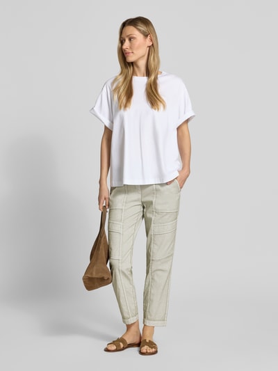 Frauenmodel trägt Cargohose mit Pattentaschen Modell 'SUE' von TONI aus Baumwoll-Mix mit Stretch, helle Farben, verkürzte Passform, Ganzkörperansicht von vorne.
