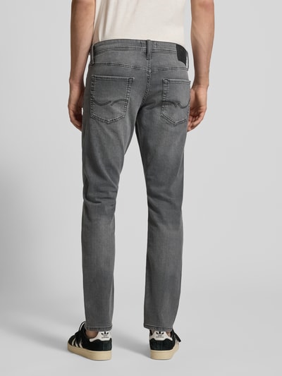 Mannenmodel draagt Straight Fit Jeans im 5-Pocket-Design Modell 'GLENN' van JACK & JONES in grijs katoenmix met stretch, recht model, knoop- en ritssluiting, bandwijdte maat 32/32: 41 cm, binnenbeenlengte 77 cm, volledige lichaamsweergave achteraan.