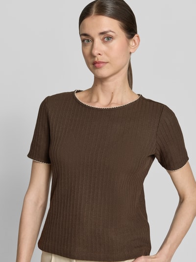 Frauenmodel trägt Strickshirt mit Rundhalsausschnitt von Jake*s Collection aus Reine Baumwolle, Gerader-Schnitt, Semitransparenz; Nahaufnahme Oberkörper.
