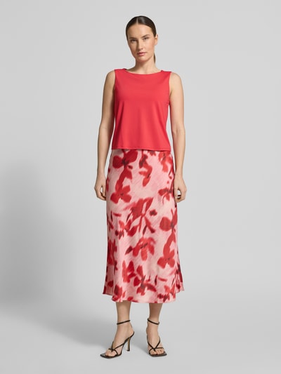Kobiece modelka nosi Top mit Rundhalsausschnitt od Christian Berg Woman Selection, elastyczna mieszanka materiałów, prosty krój, okrągły dekolt, długość tyłu w rozmiarze 36: 49 cm, widok całej sylwetki z przodu.