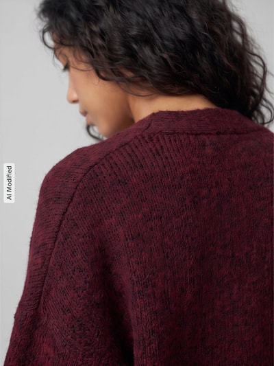 Kobiece model nosi kardigan rozpinany Regular Fit z dodatkiem wełny model 'NELLIE' od ONLY, bordowy, tekstura dzianiny, detal, widok z tyłu, kardigan damski marki ONLY, zdjęcie zmodyfikowane AI, KI-modifiziertes Bild