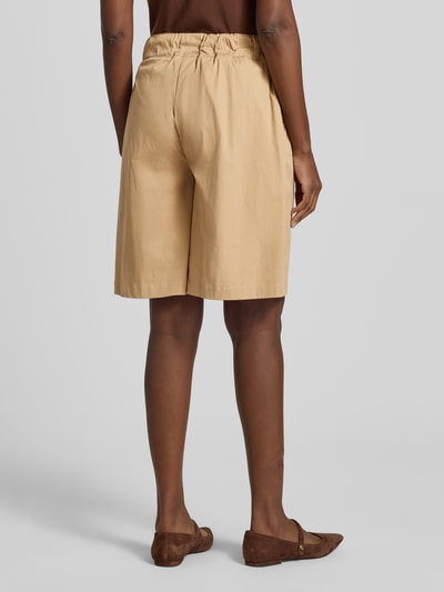 Frauenmodel trägt Regular Fit Bermudas aus Baumwoll-Mix Modell 'MAINE B' von Brax, Optik: Unifarben, feine Webstruktur, Ganzkörperansicht Rückansicht.
