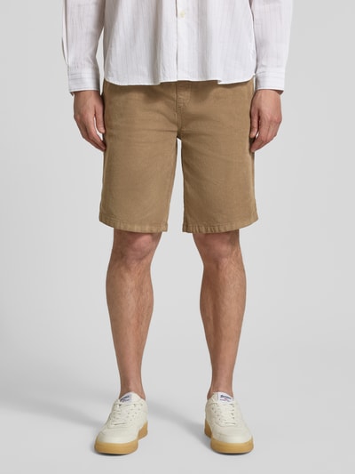 Männermodel trägt Regular Fit Shorts mit Tunnelzug Modell 'Joey' von Redefined Rebel aus Baumwoll-Elasthan-Mix, Cord, sandfarben, Ganzkörperansicht von vorne. Bundweite 39 cm, Innenbeinlänge 25 cm Größe M.