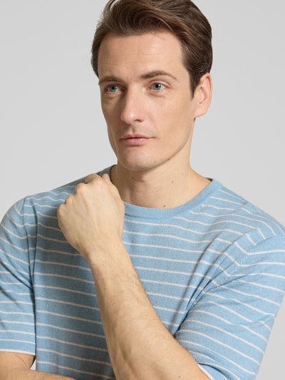 Männermodel trägt T-shirt in tricotlook met kasjmier-aandeel van FTC Cashmere, mix van katoen en lyocell, recht model, halflange mouwen, nahaufnahme bovenlichaam