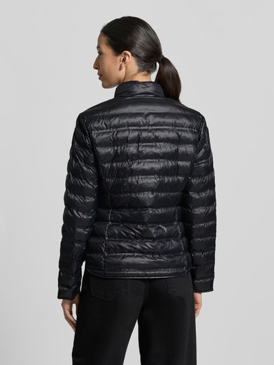 Männermodel trägt czarną Kurtka pikowana z połyskiem, krój slim fit, stójka, listwa guzikowa, Model 'MOON' od Blauer Usa, długość tyłu w rozmiarze S: 60 cm, szerokość ramion w rozmiarze S: 40 cm, szerokość klatki piersiowej w rozmiarze S: 44 cm, długość rękawów w rozmiarze S: 60 cm, faktura pikowania poziomego, widok całej sylwetki z tyłu