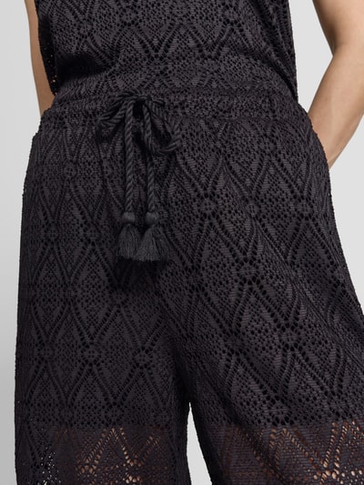 Frauenmodel trägt Regular Fit Weite Hose mit semitransparentem Besatz Modell 'MAYA' von Vero Moda in schwarzer Strickoptik, Nahaufnahme Oberkörper