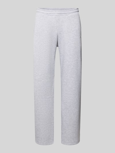 Produktfoto, Sweatpants mit elastischem Bund von REVIEW in Hellgrau, Relaxed Fit, Baumwoll-Mix, Gesäßtasche, gerade Form, neutrale Textur.