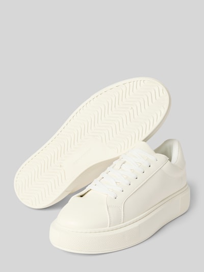 Produktfoto, weißer Sneaker mit Label-Detail Modell 'ASPIRE' von Jack & Jones, strukturierte Sohle, abgerundete Passform, Schnürverschluss
