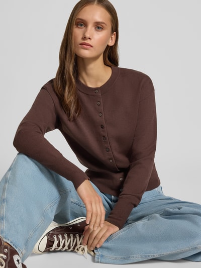 Frauenmodel trägt braunen kardigan rozpinany Regular Fit Strickjacke aus Viskose-Mix model 'MIO' von ONLY, Damen Strickjacke von ONLY, Nahaufnahme Oberkörper