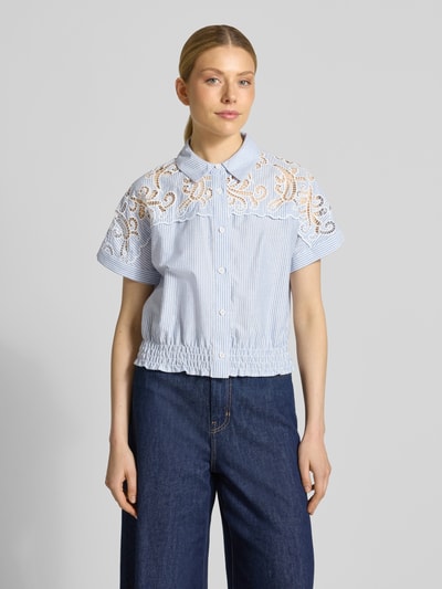 Frauenmodel trägt Regular Fit Hemdbluse mit Häkelspitze Modell 'LOlITA' von SUNCOO PARIS aus reiner Baumwolle, Ganzkörperansicht von vorne.