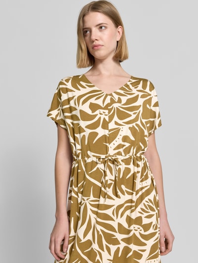 Frauenmodel trägt Midikleid mit Kordelzug und V-Ausschnitt Modell 'MARICA' von Soyaconcept, gemusterter Lyocell-Mix mit Stretch-Anteil, Taillierter Schnitt, Nahaufnahme Oberkörper.