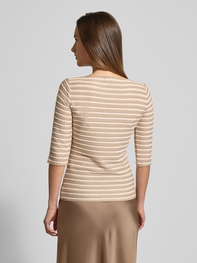 Frauenmodel trägt Longsleeve mit 3/4-Ärmel von Emporio Armani im Viskose-Mix mit Stretch-Anteil, Slim-Fit, U-Boot-Ausschnitt, Rückenlänge 56 cm, beige mit Streifenstruktur, Ganzkörperansicht Rückansicht.
