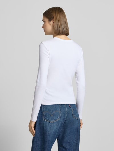 Vrouwenmodel draagt Longsleeve mit Label-Detail van Calvin Klein Jeans, wit, slim fit, geribde ronde hals, katoen-elastaanmix, ruglengte 51 cm, geheellichaamsaanzicht achteraan