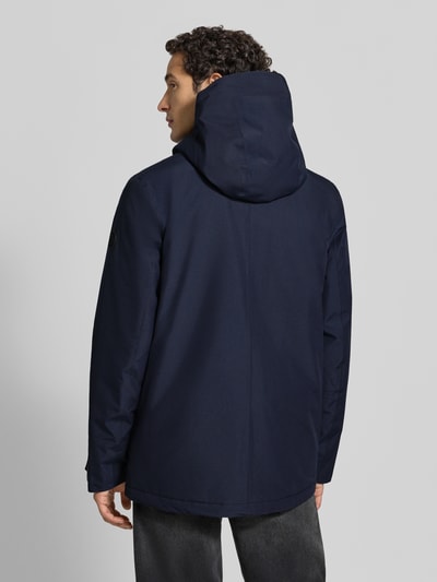 Männermodel trägt Regular Fit Jacke mit aufgesetzten Taschen Modell 'Liam' von Didriksons in Dunkelblau, Ganzkörperansicht Rückansicht. Herren Jacke, Kapuze, Rückenlänge 79 cm, Schulterbreite 44 cm, Brustweite 45 cm, Ärmellänge 70 cm.