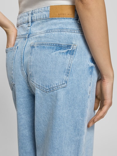 Kobieta nosi Wide Fit Jeans mit 5-Pocket-Design Modell 'ALEXA' von Noisy May, jasnoniebieski denim, luźny krój, detailaufnahme tylnej części.