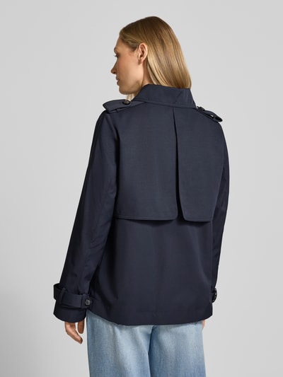 Vrouwenmodel draagt Regular Fit Jacke mit Umlegekragen van Christian Berg Woman Selection in marineblauw, katoenmix, rechte pasvorm, ruglengte 66 cm, schouderbreedte 36 cm, borstwijdte 53 cm, mouwen 62 cm, met steekzakken en knoopsluiting, detailopname achteraan.