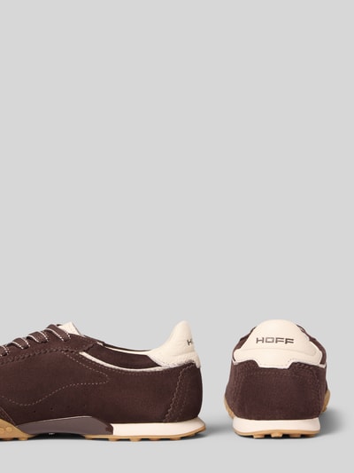 Produktfoto, Sneaker aus echtem Leder mit Logo-Detail Modell 'Bridge' von HOFF, brauner und cremefarbener Materialmix, abgerundete Form, leicht profilierte Sohle, Damensneaker mit Schnürverschluss, Größe 40 mit 1 cm Absatzhöhe, Schafthöhe 8 cm, Schaftweite 9 cm, seitliche und Rückansicht vor grauem Hintergrund
