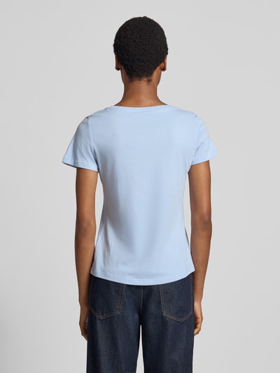 Frauenmodel trägt Regular Fit T-Shirt aus reiner Baumwolle von Tom Tailor in Hellblau, glatte Struktur, dunkle Jeans, Ganzkörperansicht Rückansicht. Damen T-Shirt von Tom Tailor.