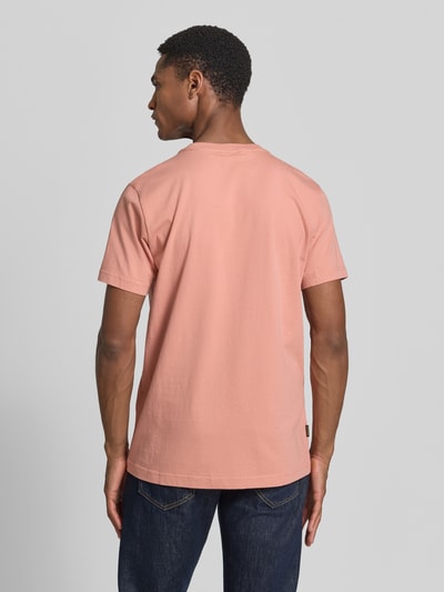 Mannenmodel draagt T-shirt met Label-Print und Rundhalsausschnitt van PME Legend in perzikkleur, puur katoen, regular fit, ruglengte maat M 70 cm. Ganzkörperansicht Rückansicht