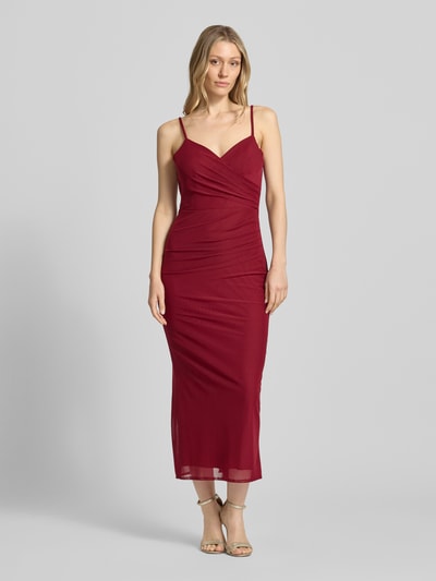 Frauenmodel trägt Cocktailkleid mit Drapierungen und Gehschlitz von TROYDEN COLLECTION, Damen, Mesh, Figurbetont, Midikleid, V-Ausschnitt, Rückenlänge bei Größe 36: 110 cm, Brustweite bei Größe 36: 31 cm, Ganzkörperansicht von vorne.