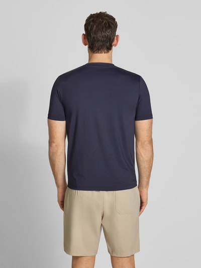 Männermodel trägt T-Shirt mit Rundhalsausschnitt Modell 'TESSUTO' von MARKUP, dunkelblau, glatte Struktur, Modern Fit, Rückansicht, Ganzkörperansicht