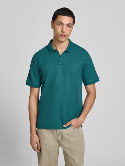 Männermodel trägt Regular Fit Poloshirt mit Strukturmuster Modell 'AUSTIN' von Jack & Jones in Grün, Baumwoll-Mix, Ganzkörperansicht von vorne.