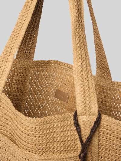 Produktfoto, Tote Bag mit Applikation Modell 'ARMOND' von Mango aus Papier mit offenem Hauptfach und Tragegriffe, Quasten-Details, Maße: Breite 53 cm, Länge 34 cm, Tiefe 15 cm, Schulterriemen 64 cm, naturfarbene strukturierte Oberfläche