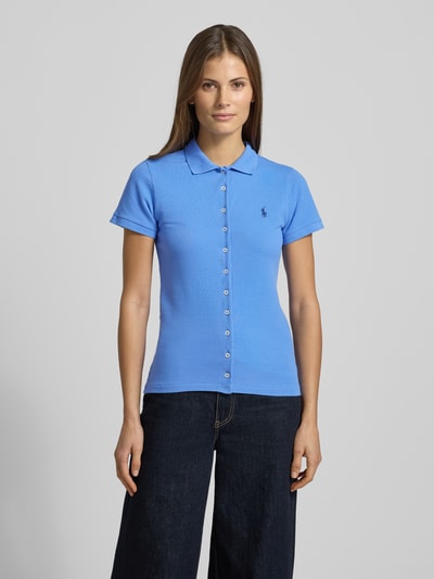 Frauenmodel trägt Poloshirt mit Knopfleiste von Polo Ralph Lauren aus Baumwoll-Elasthan-Mix, Slim Fit, Label-Stitching, Ganzkörperansicht von vorne.