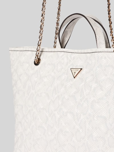 Produktfoto, Shopper mit herausnehmbarer Tasche Modell 'GIULLY II' von Guess in Weiß mit dezentem Muster, goldfarbenes Label, strukturierte Oberfläche